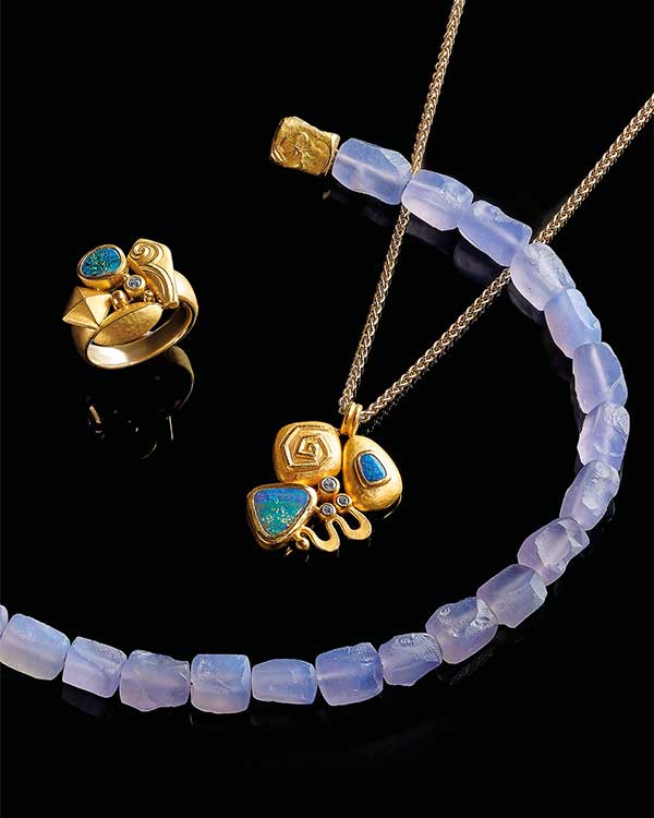 von Hand geschmiedeter Goldschmuck